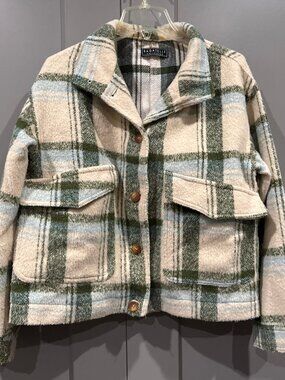 Bagatelle Collection Fleece Cream and Green Plaid Shaket Size Medium